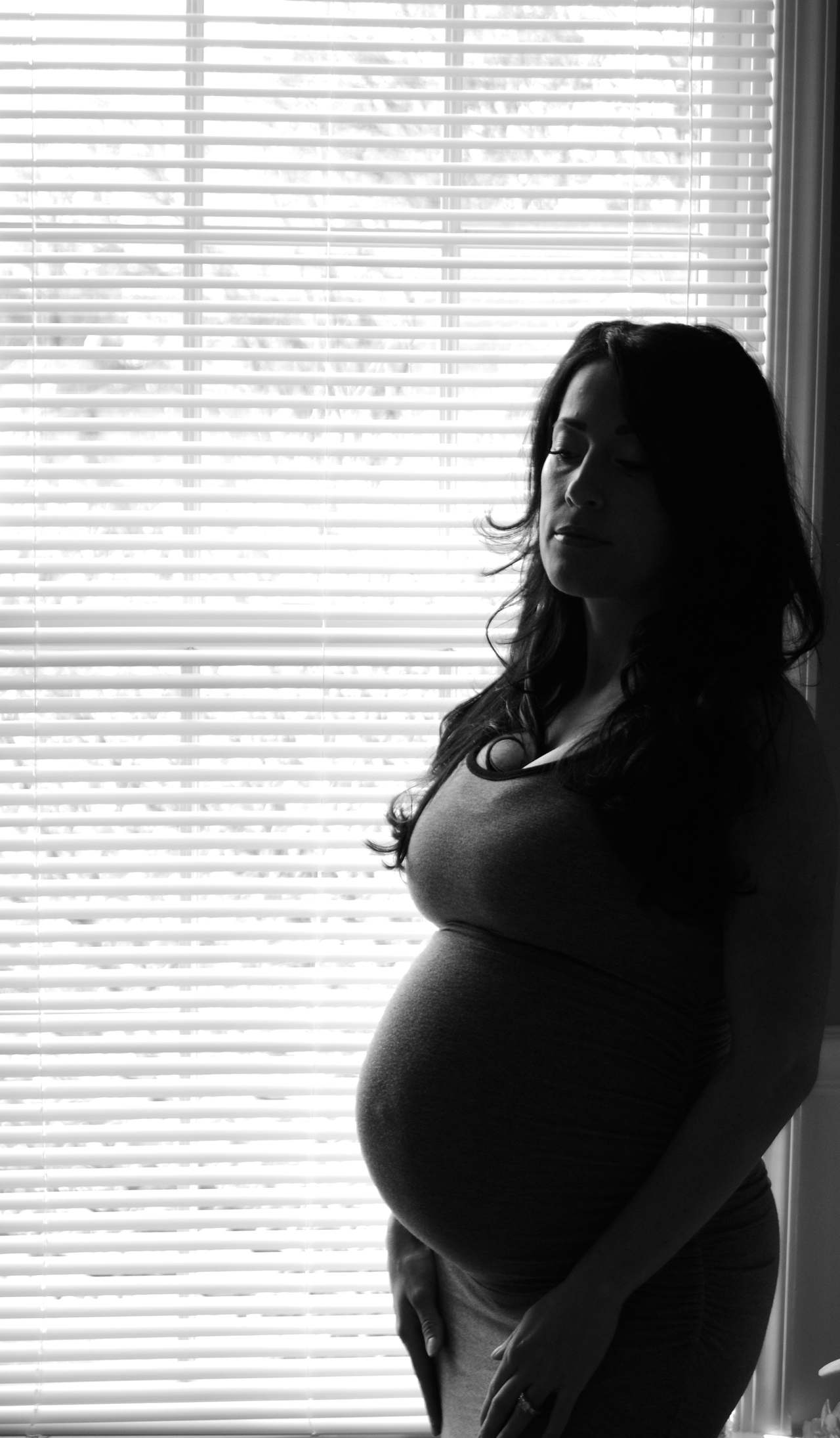 Schwarz-weißbild einer schwangeren Frau