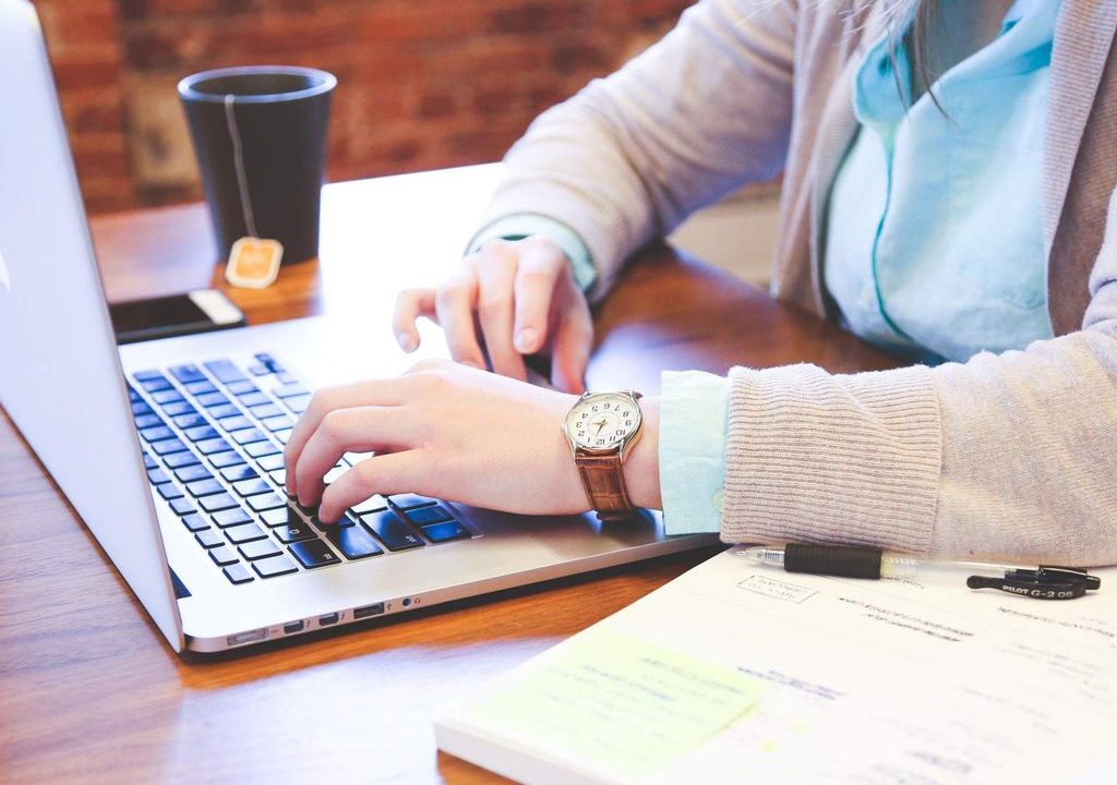 Frau arbeitet mit Notebook